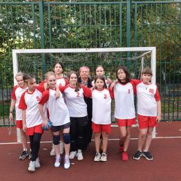 сборная команда девочек 5-6 классов заняла 2 место в окружных соревнованиях по гандболу.