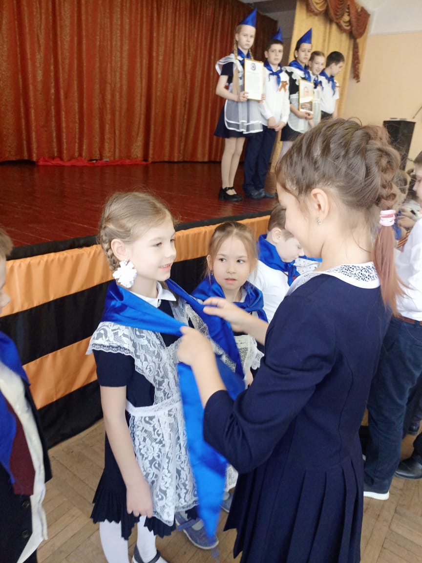 Торжественный прием учащихся 1Б класса в отряд «Юные Жуковцы»